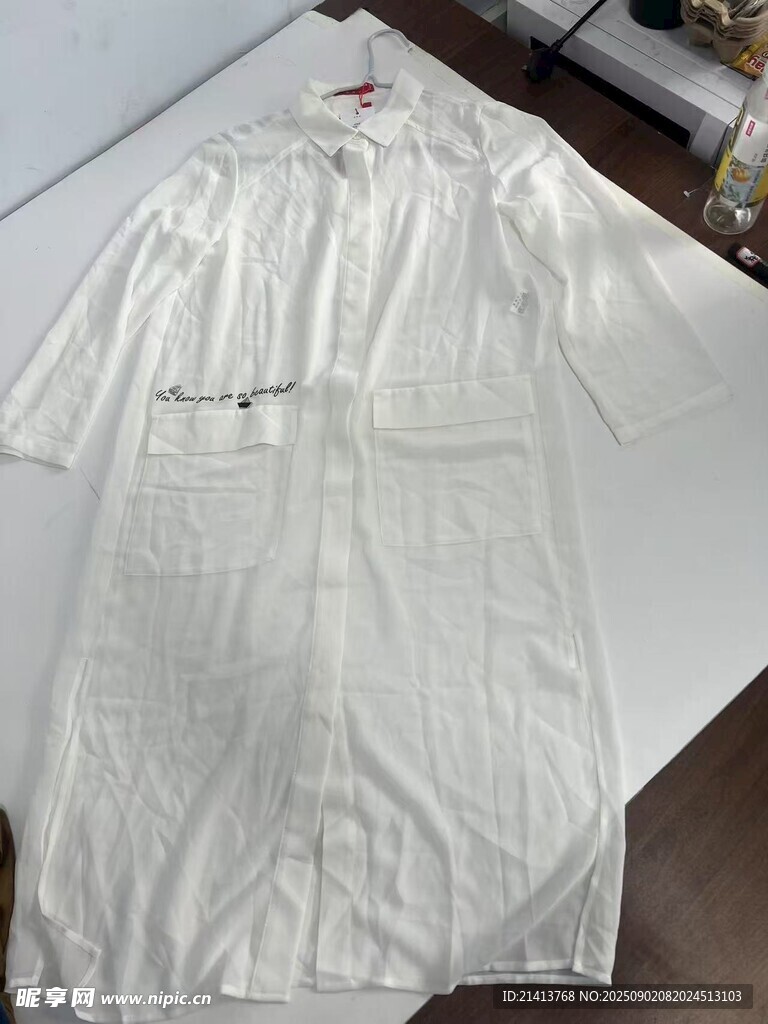 白色条纹短袖衬衫展示