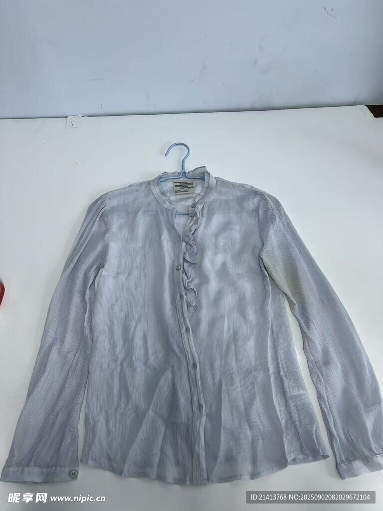 灰色褶皱长袖上衣展示