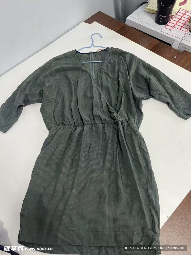 深绿色中袖连衣裙展示