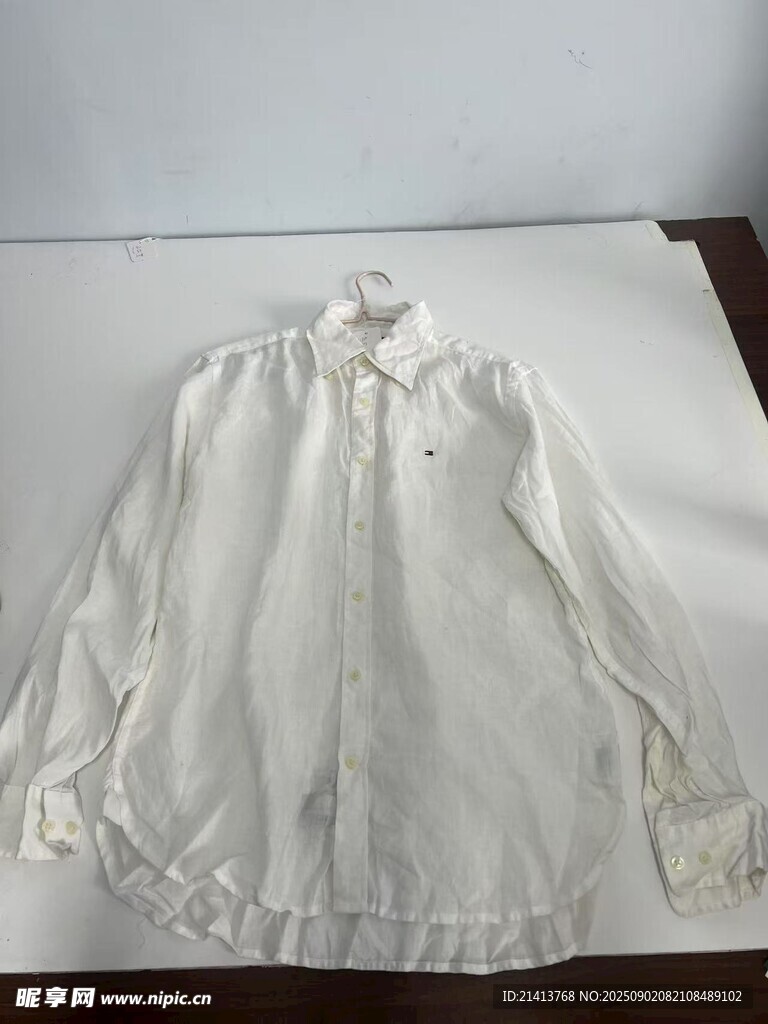 白色长袖衬衫展示