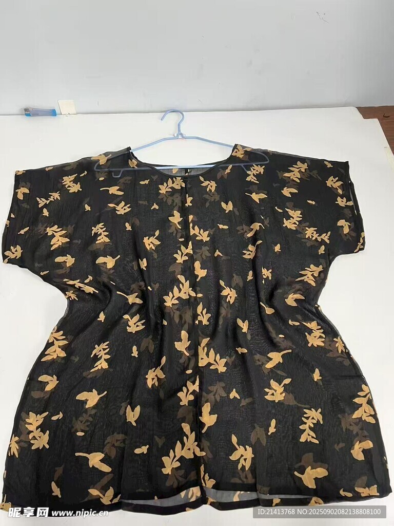 黑色印花短袖上衣