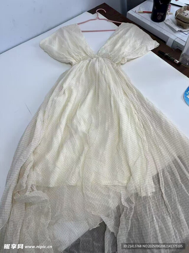 米白色纱质连衣裙展示