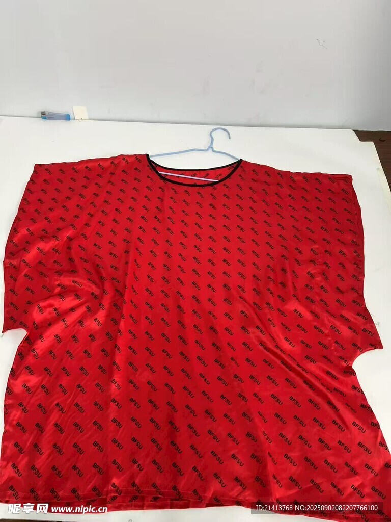 红色波点宽松短袖上衣