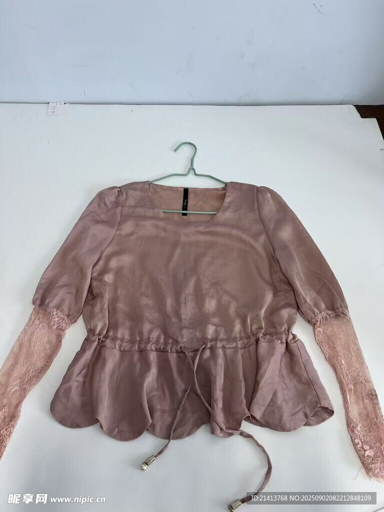 粉色蕾丝长袖上衣展示