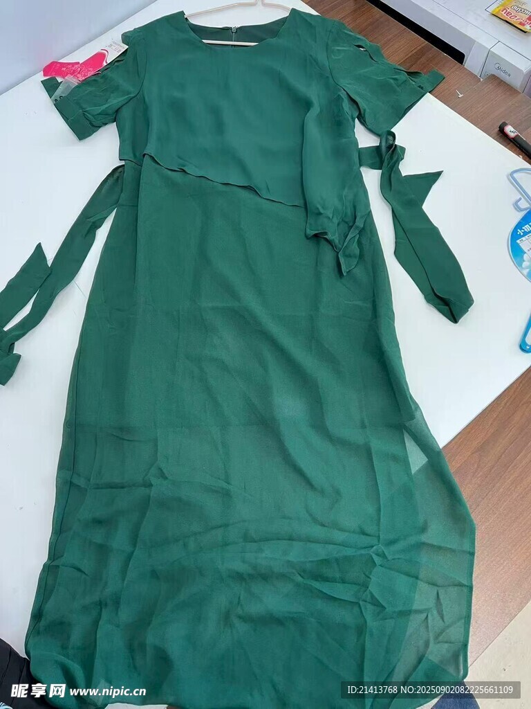 绿色系带连衣裙平铺展示