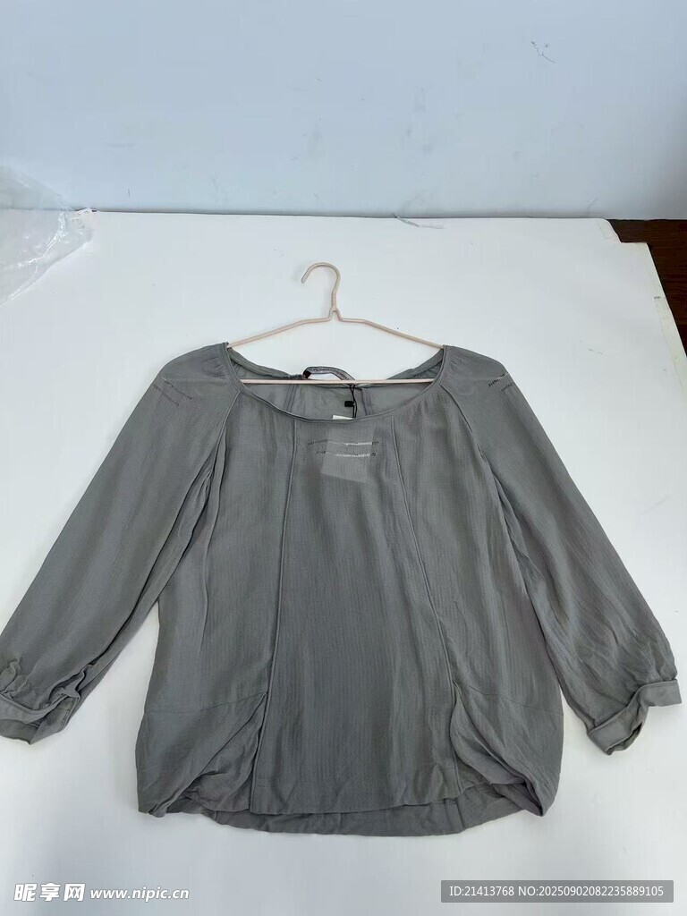 灰色露肩长袖上衣展示