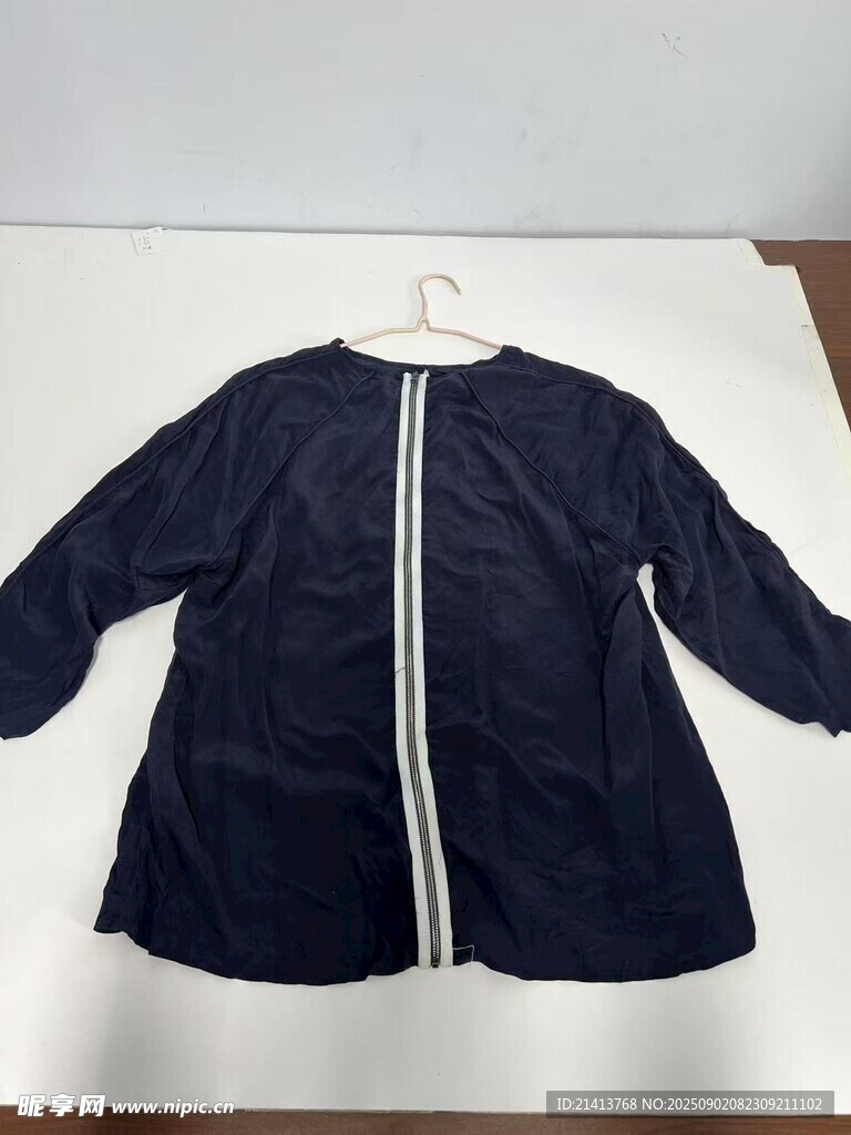 深蓝色拉链外套展示