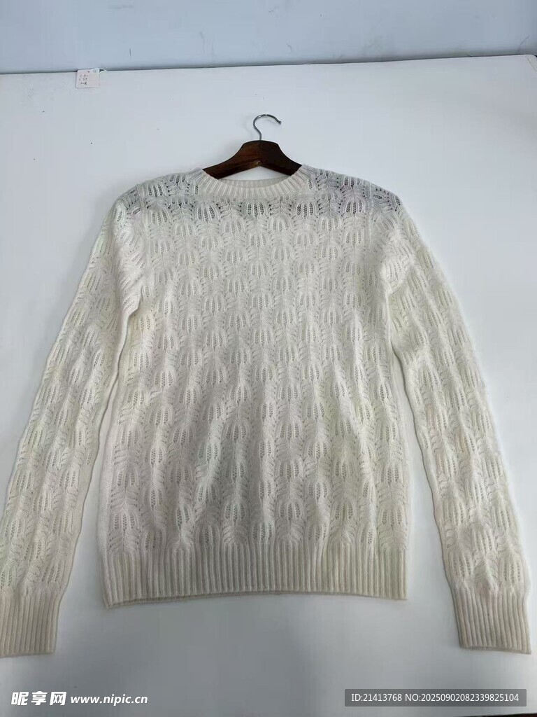 白色针织毛衣挂拍展示