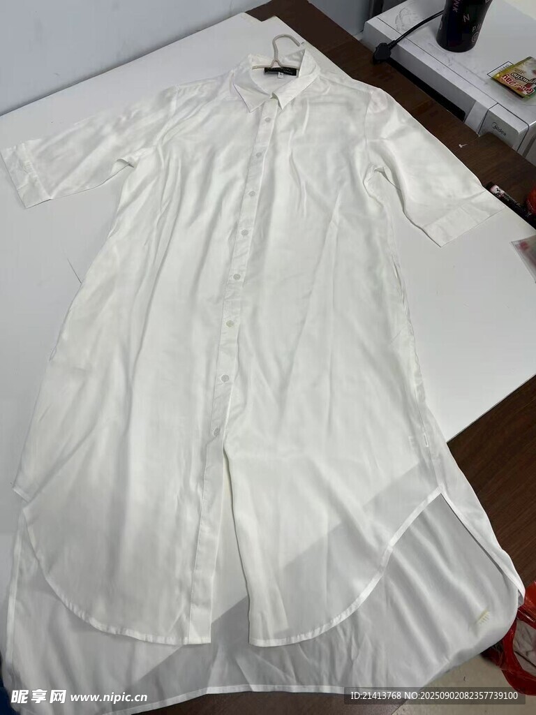 白色长款衬衫展示