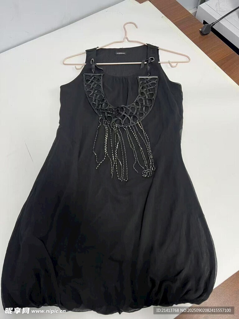 黑色无袖绣花女士连衣裙