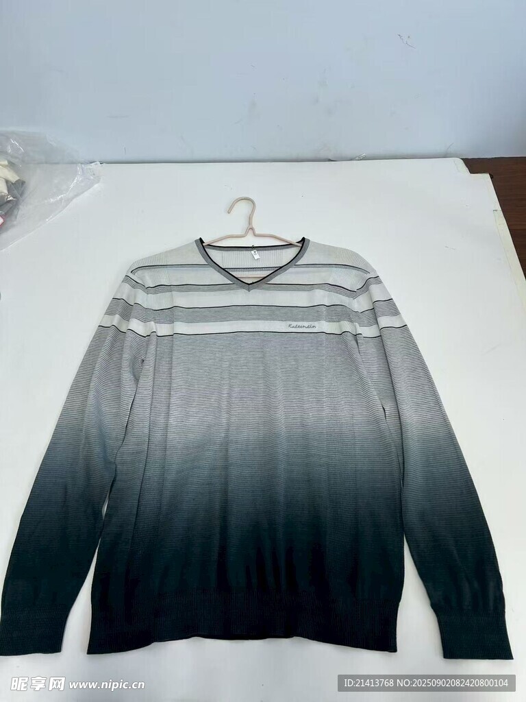 渐变条纹长袖毛衣展示