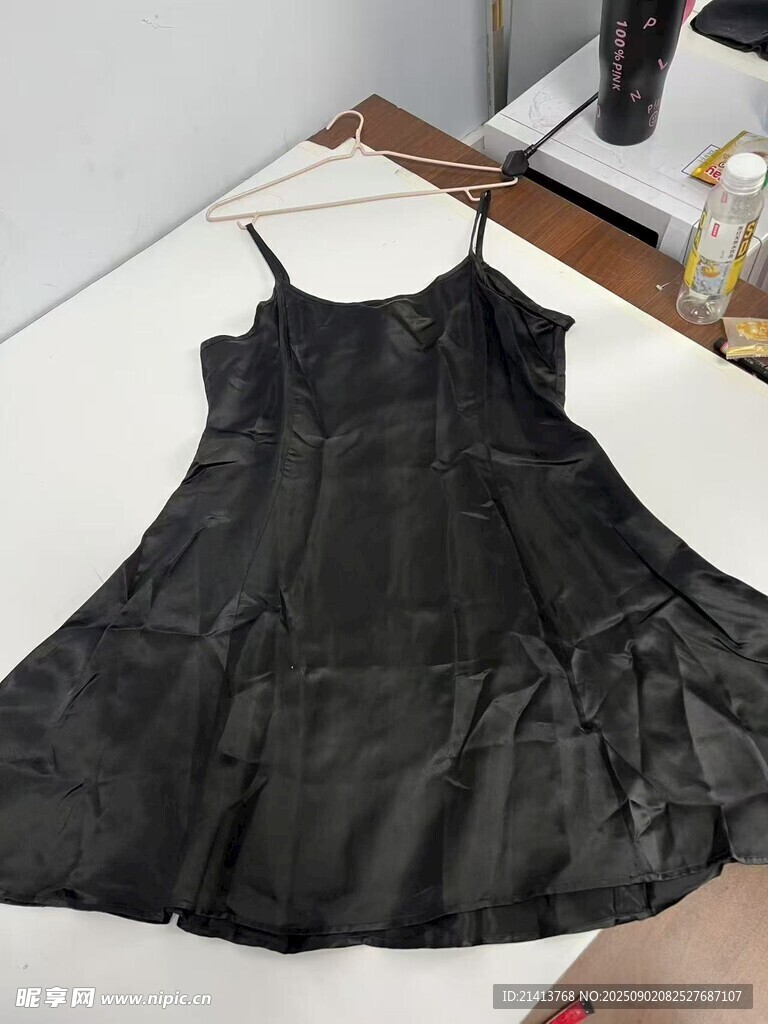 黑色吊带裙展示
