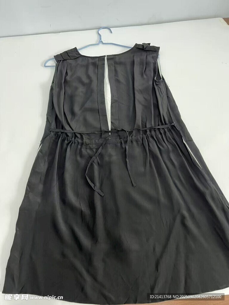 黑色无袖连衣裙展示