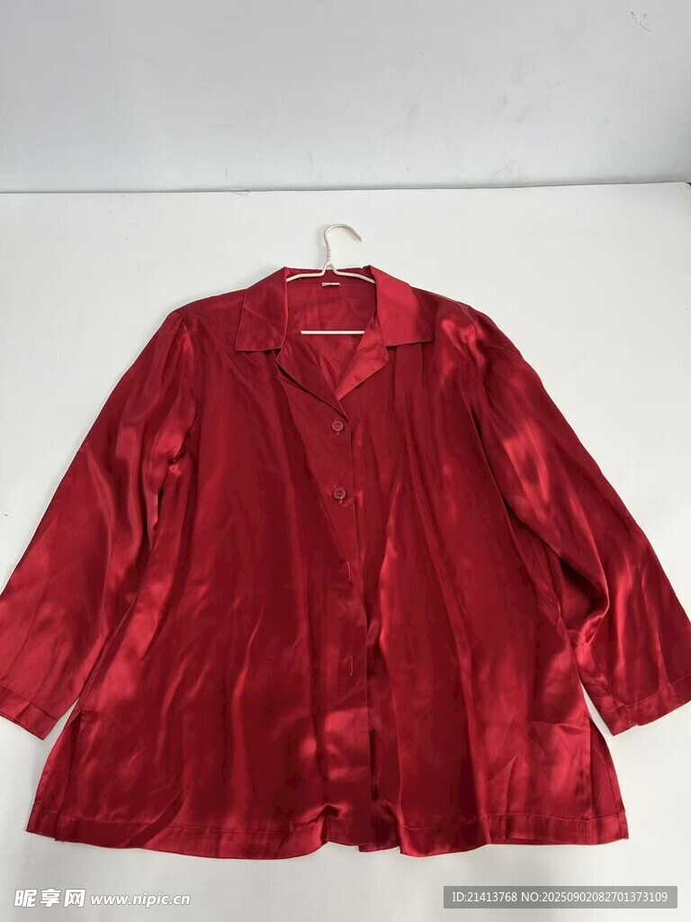 红色丝质宽松上衣展示