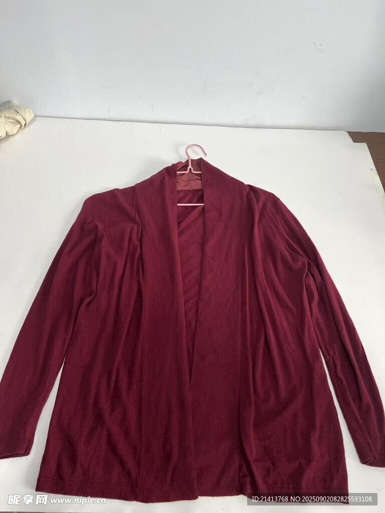 酒红色长袖上衣展示