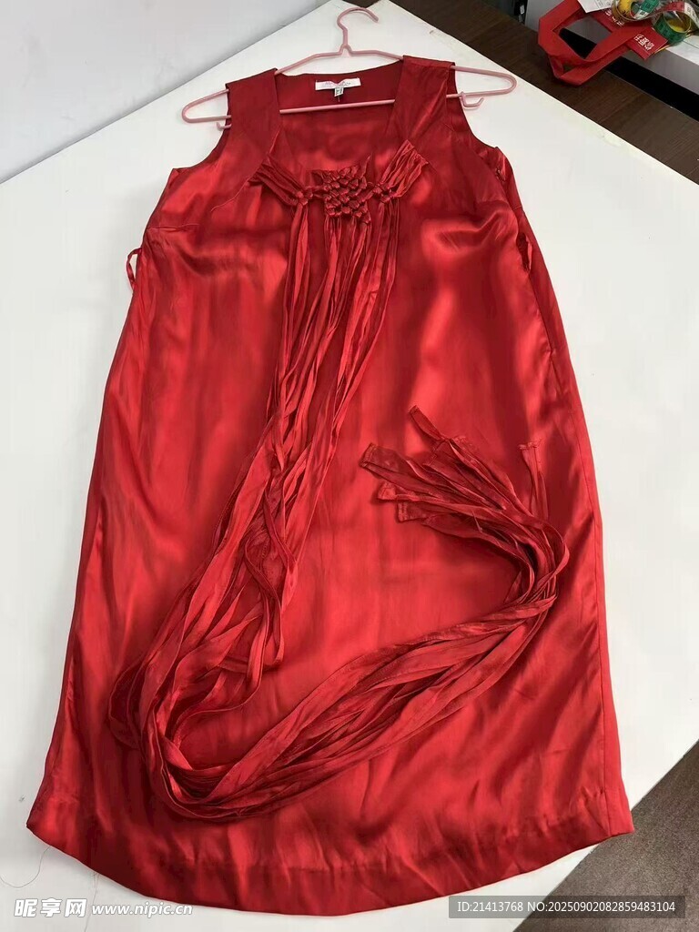 红色丝绸连衣裙展示