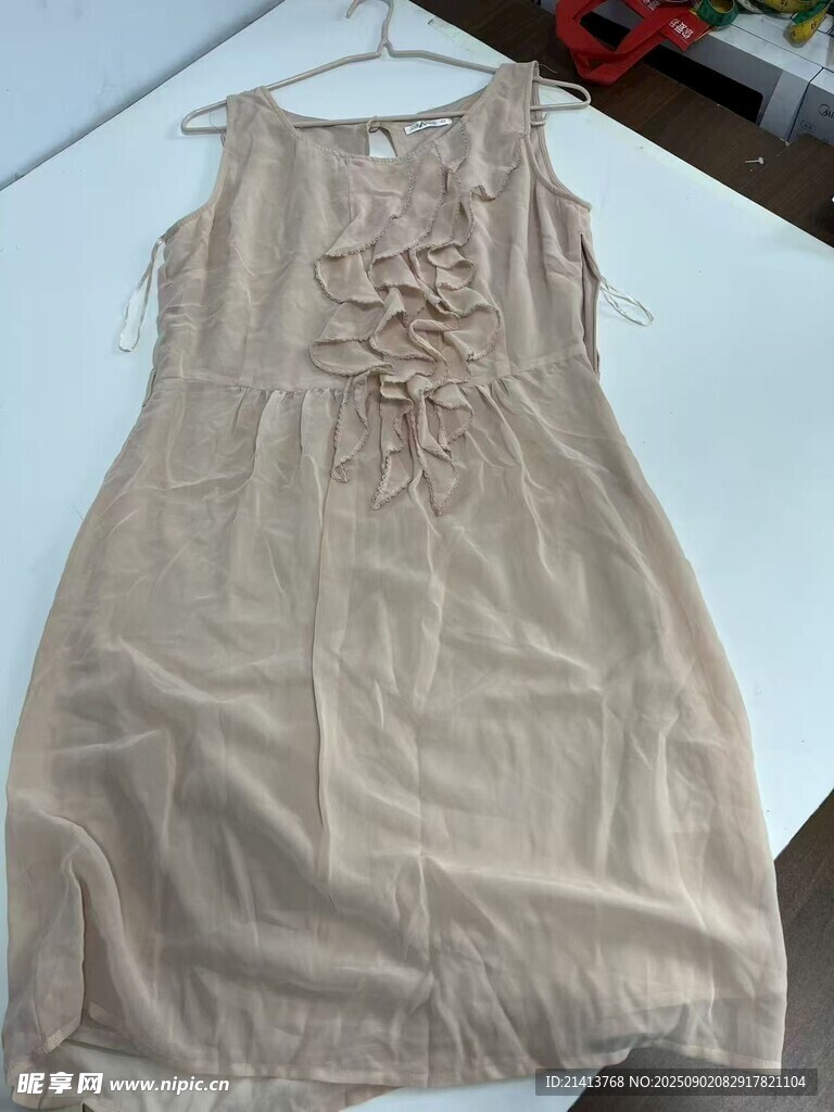 米色无袖连衣裙展示