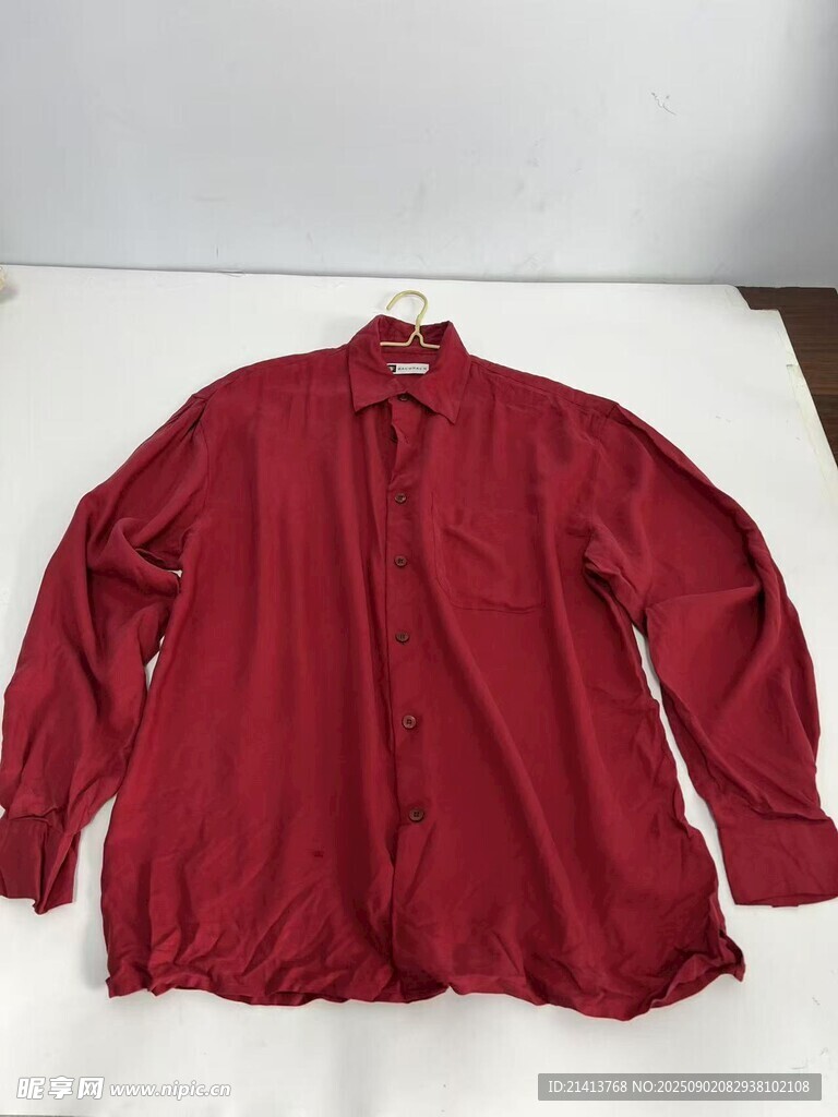 红色长袖衬衫展示
