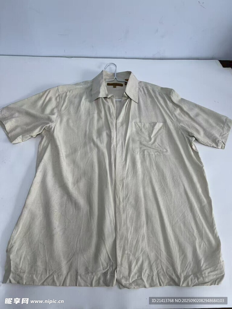 浅色短袖衬衫展示