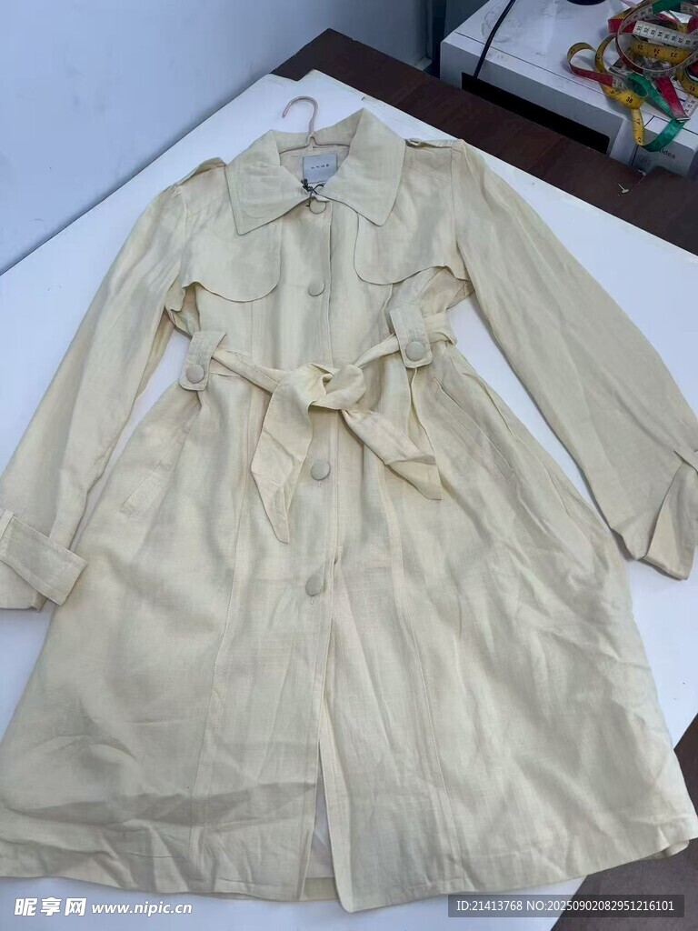 米白色系带长款风衣展示