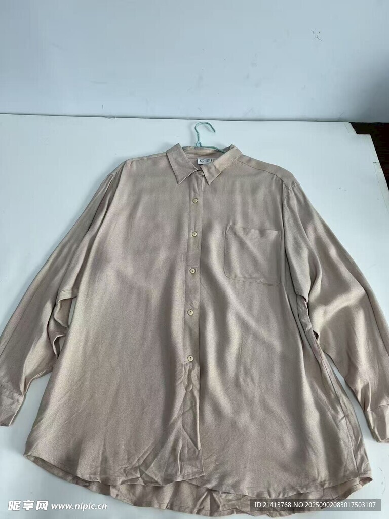 浅棕色长袖上衣展示
