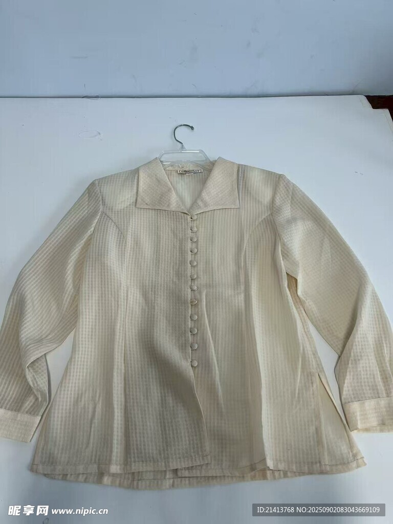 米白色长袖上衣展示