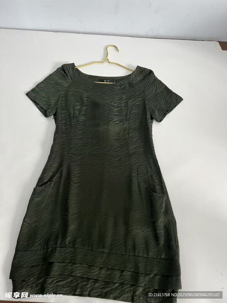 深绿色短袖连衣裙展示