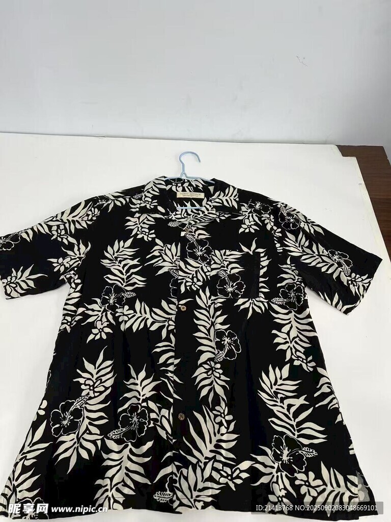 黑白树叶印花短袖上衣