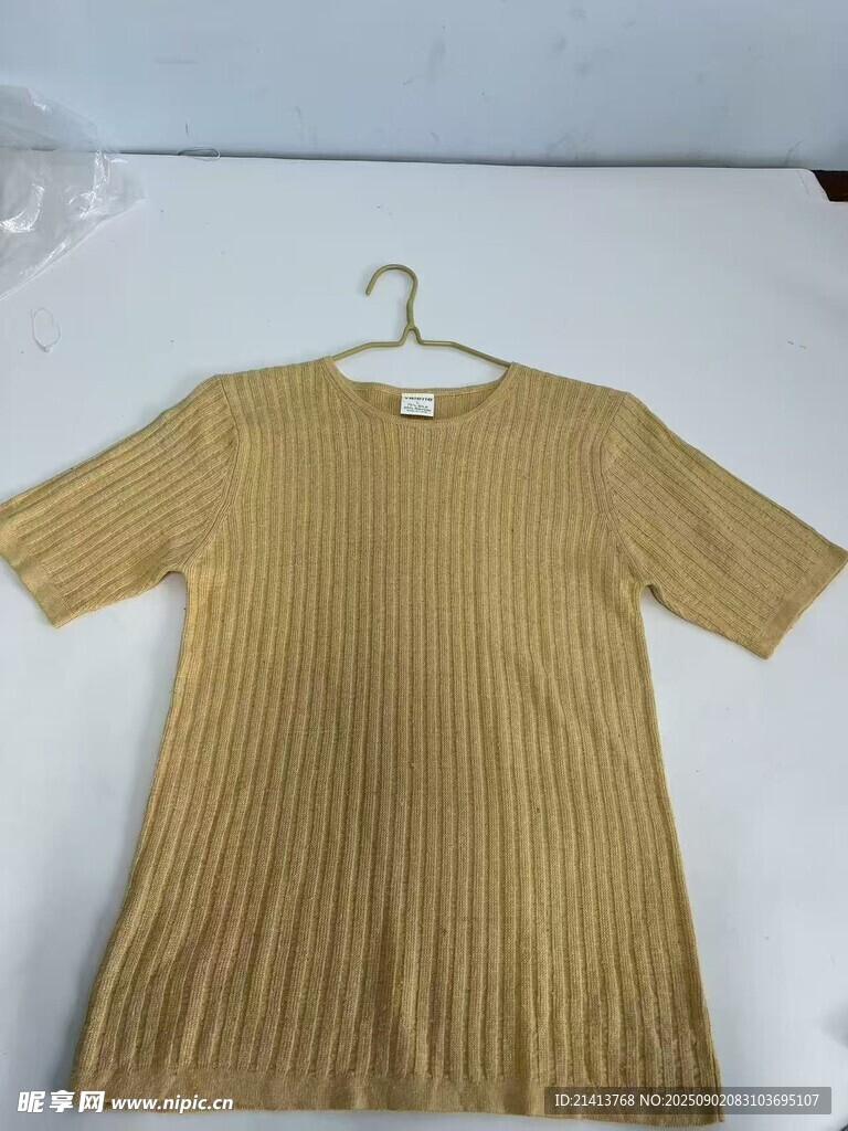 金色短袖针织上衣展示