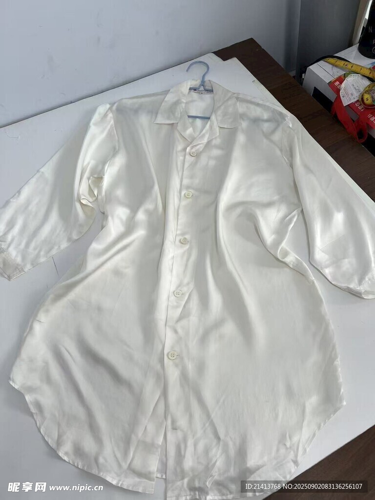 白色宽松衬衫展示