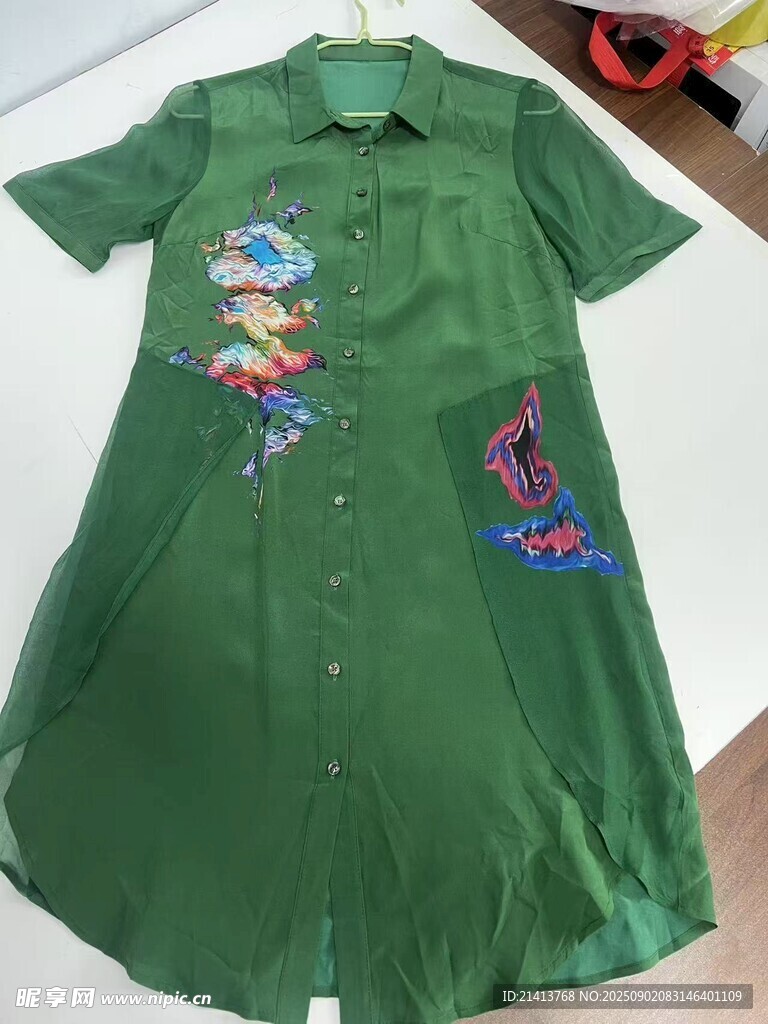绿色印花短袖连衣裙
