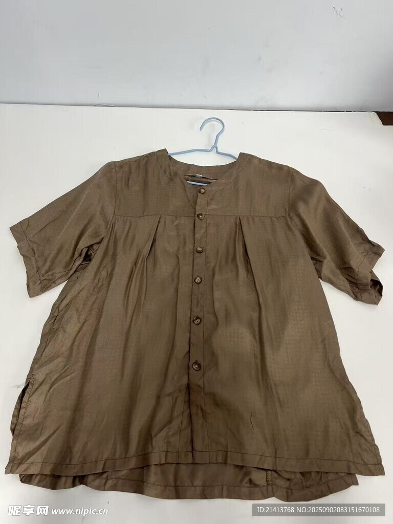 棕色短袖上衣展示
