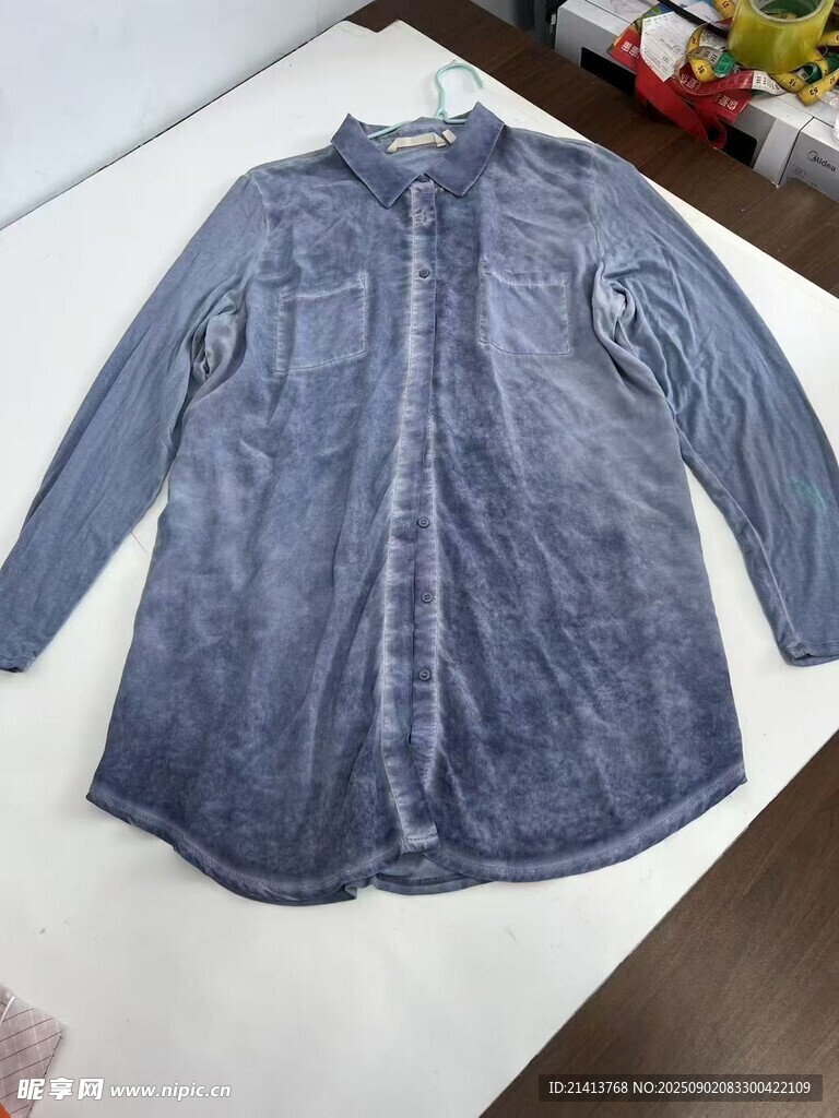 蓝色牛仔长袖衬衫展示