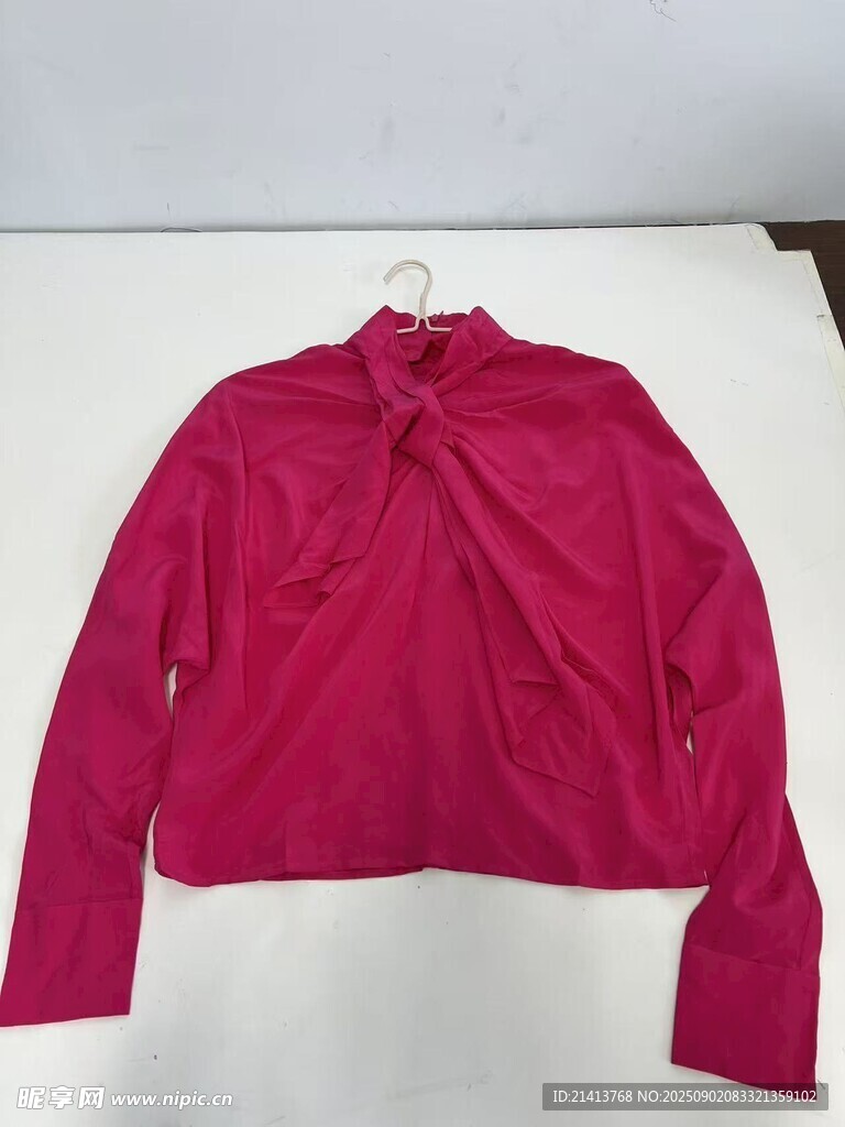 玫红色长袖短款上衣