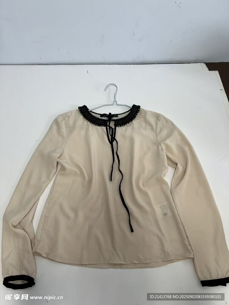 米色系带长袖上衣展示