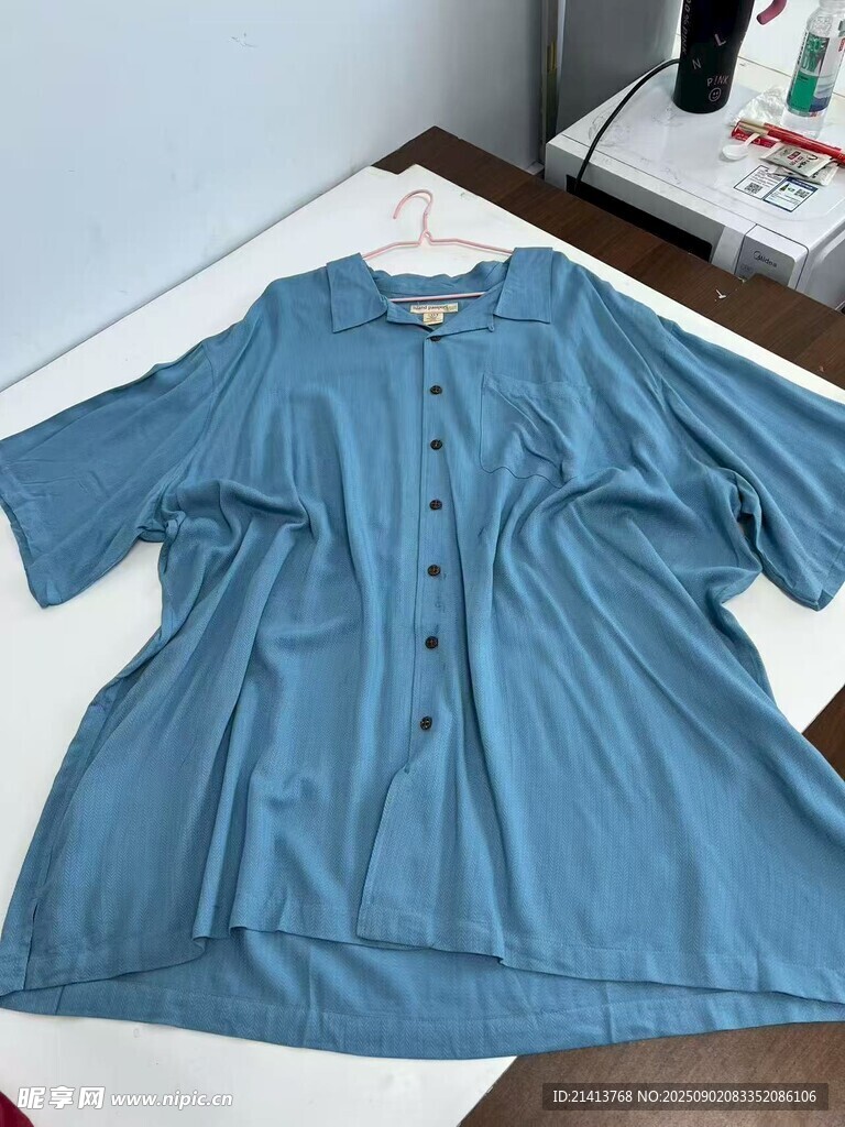 蓝色宽松衬衫平铺展示