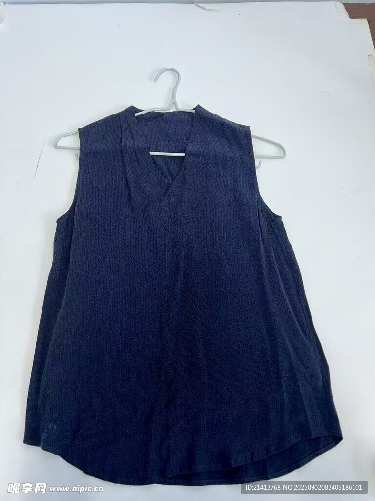 深蓝色无袖上衣挂拍展示