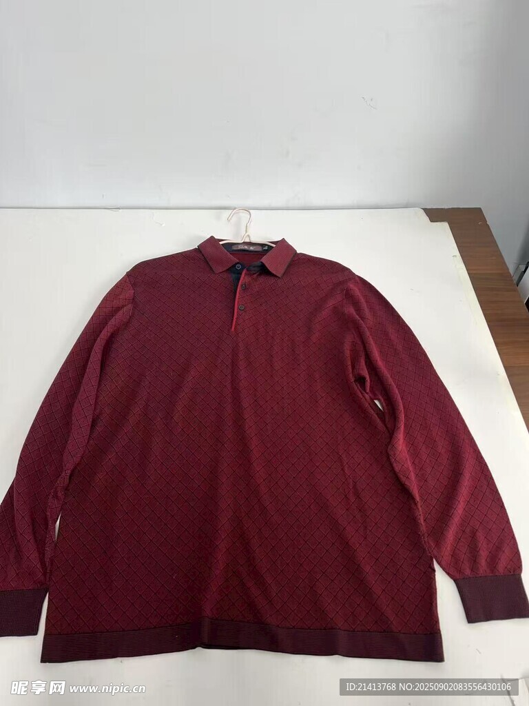 酒红色长袖上衣展示