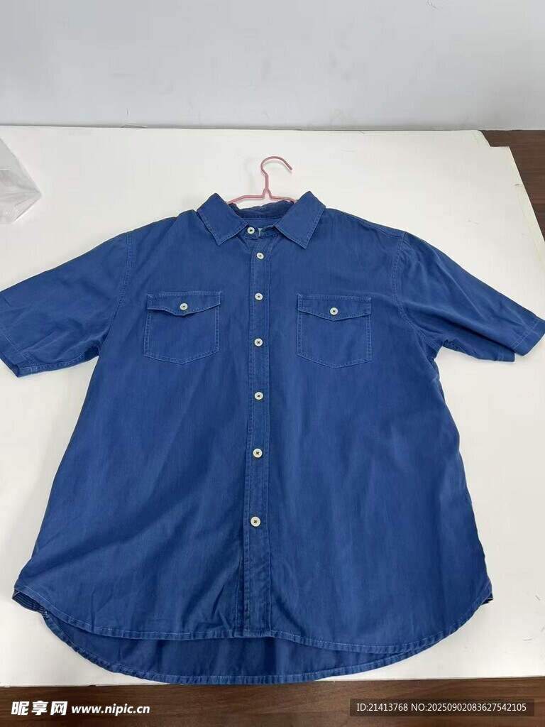蓝色短袖牛仔衬衫展示