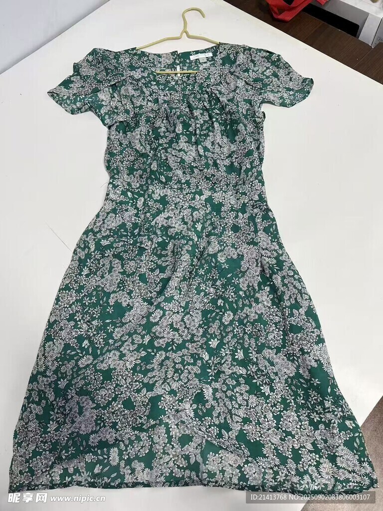 绿色碎花短袖连衣裙展示