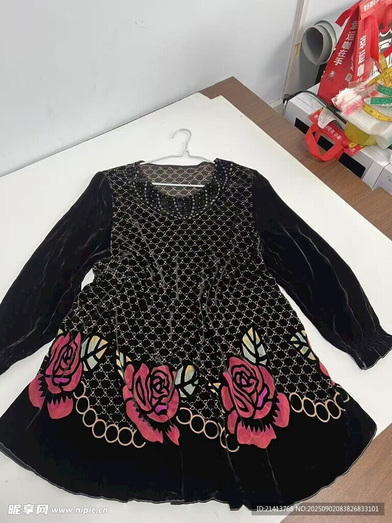 黑色花朵图案女童连衣裙
