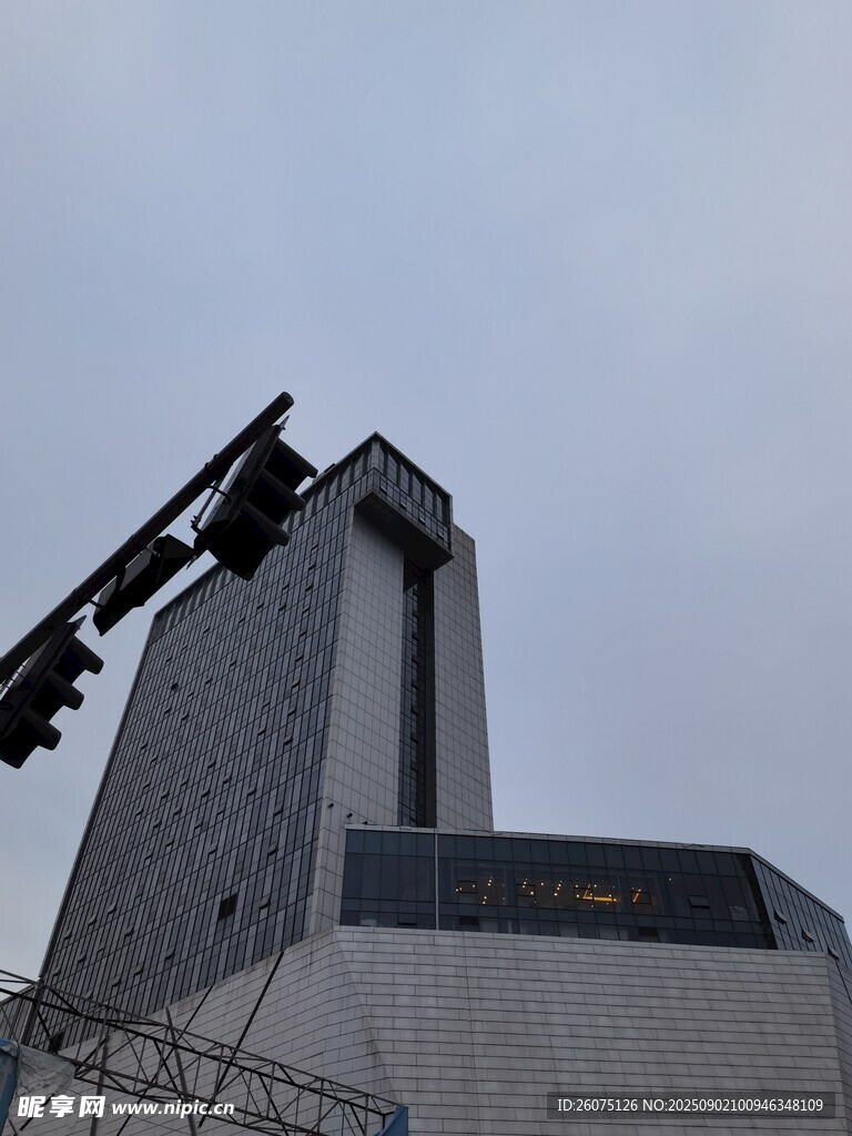 城市中高耸的现代建筑