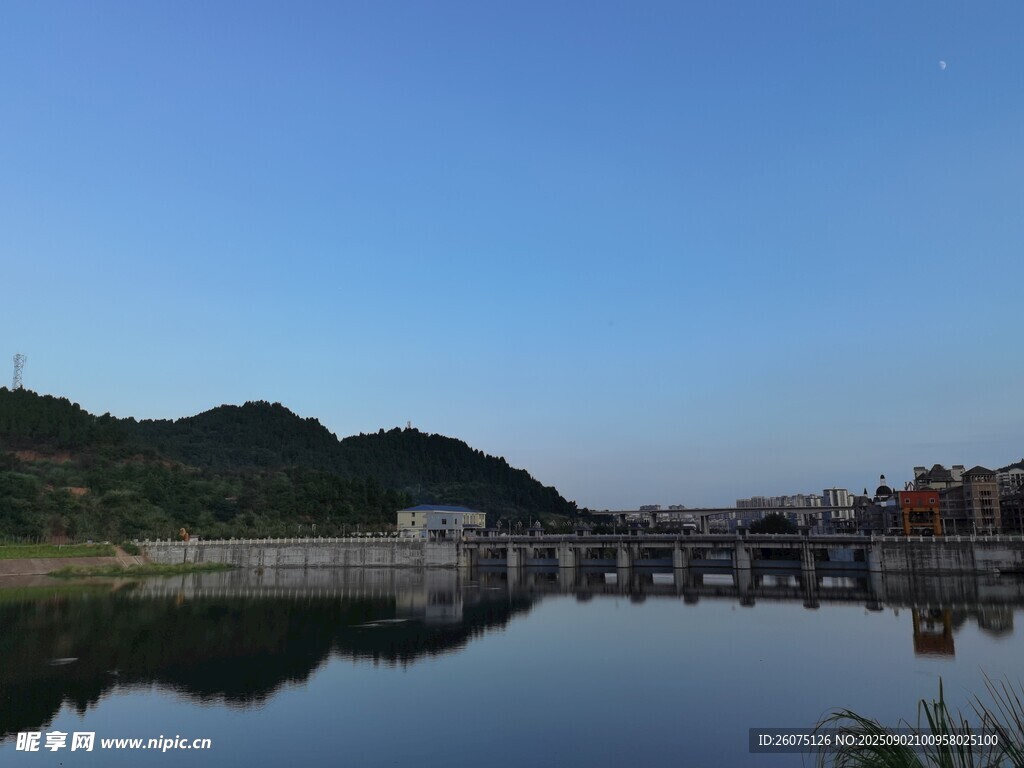 宁静湖畔风光