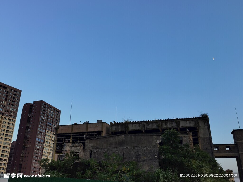 城市中废弃建筑与蓝天