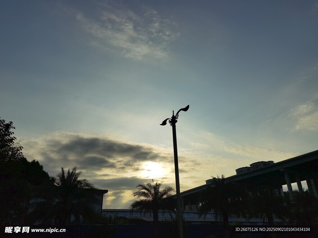 夕阳下的街道与路灯景观