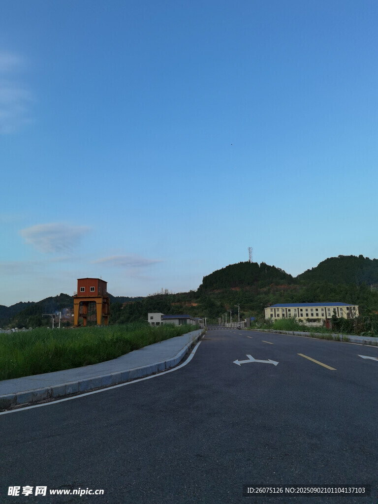 宽阔公路旁的自然景致