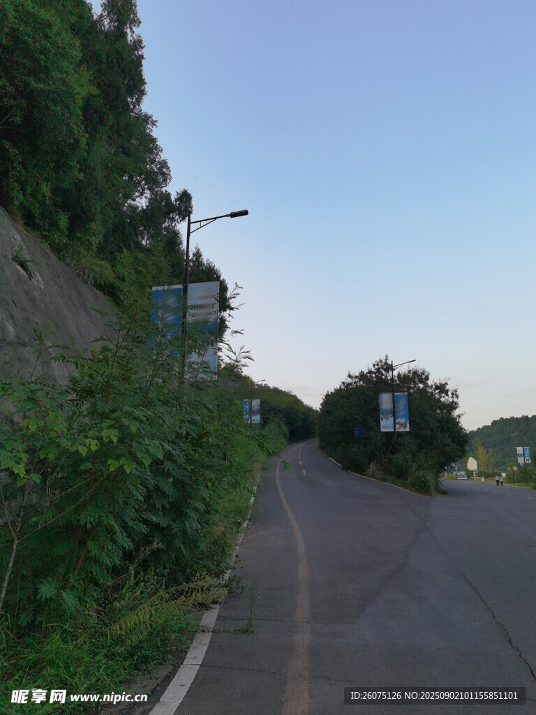 山间蜿蜒公路景色