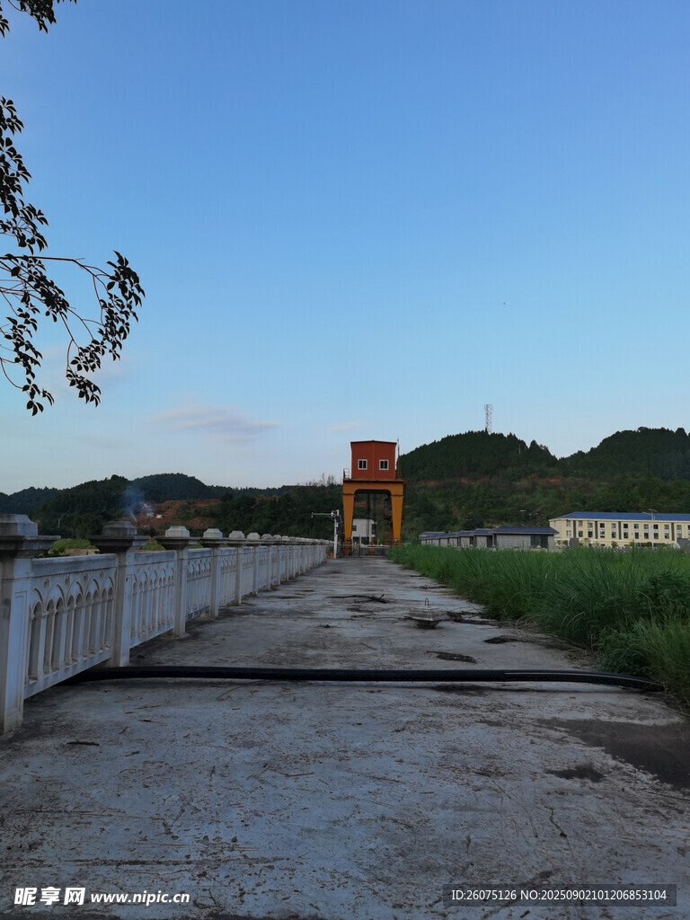 水泥桥与远处橙色建筑