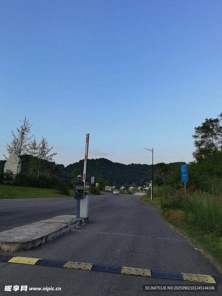 停车场入口的开阔风景