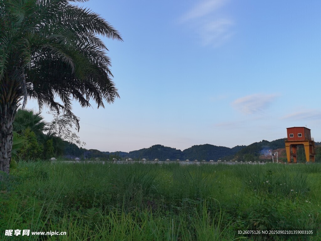 绿野蓝天间的自然景致